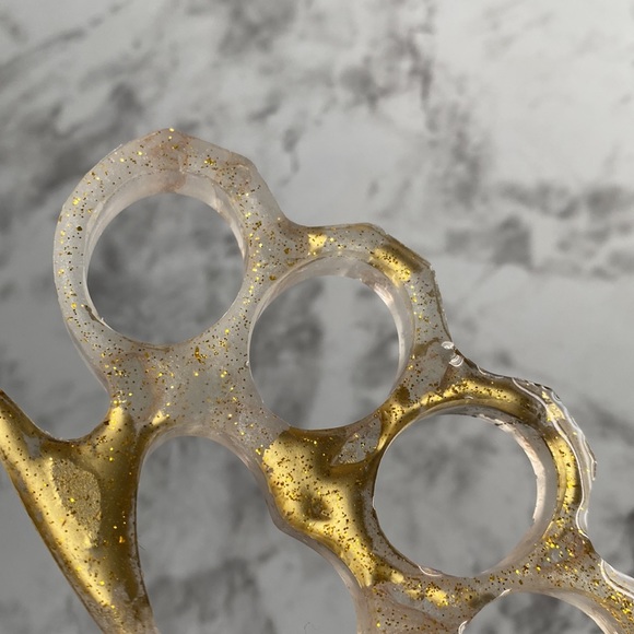 Gold knuckles keychain - Picture 3 of 5